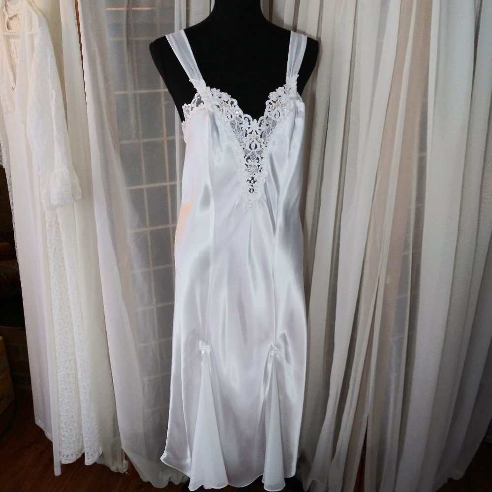 Dentelle Full Length White Nightgown